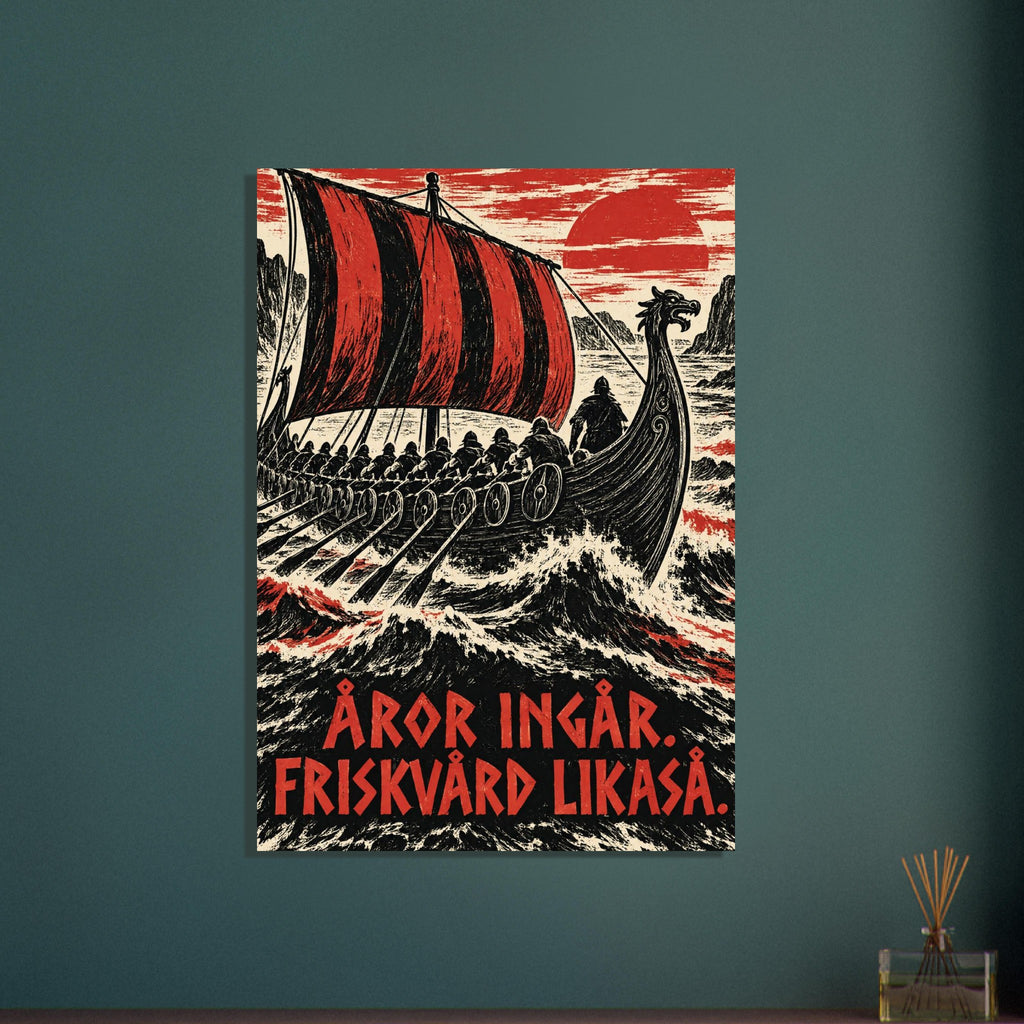 Vikingaskepp med fyrkantigt segel och täta åror på kantiga vågor i ett svart och rött träsnitt.