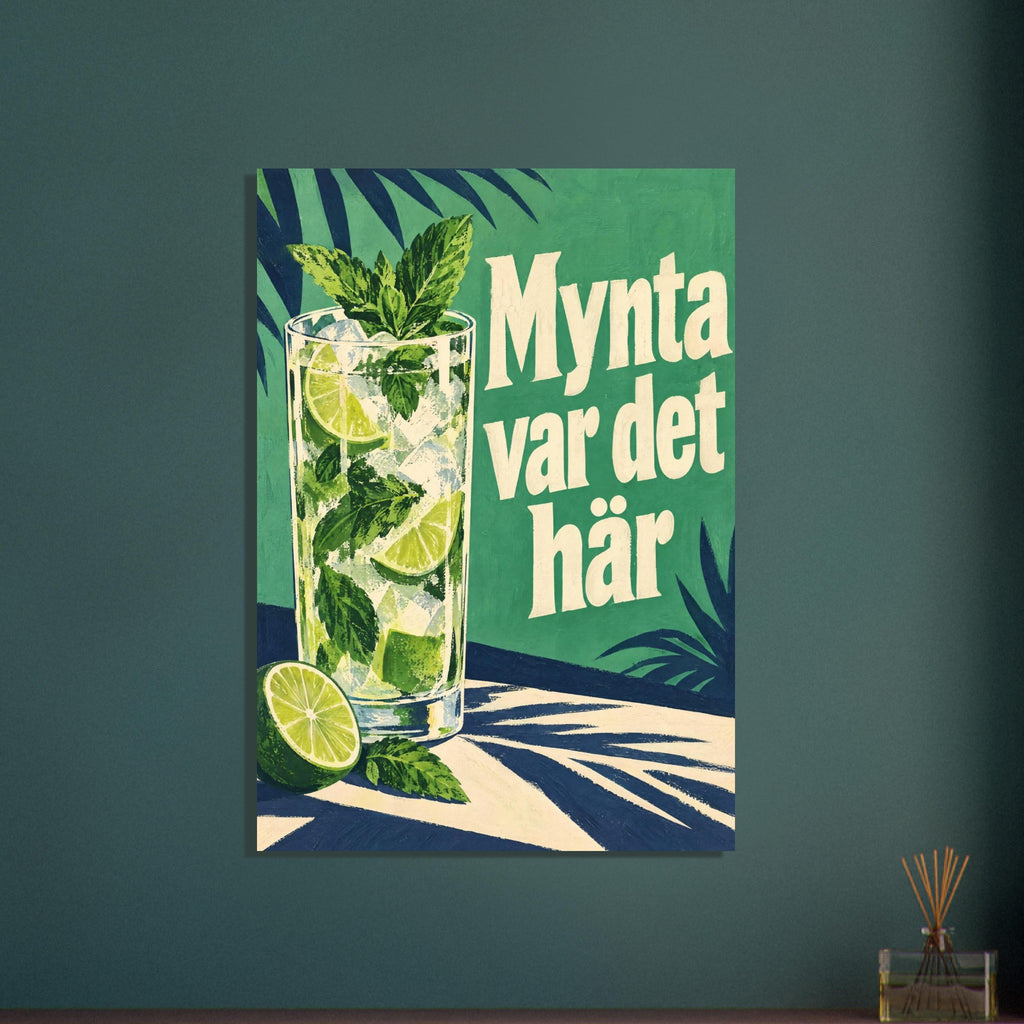 Mojito i ett högt glas med mynta, lime och is bredvid texten Mynta var det här på mintgrön och marinblå botten.