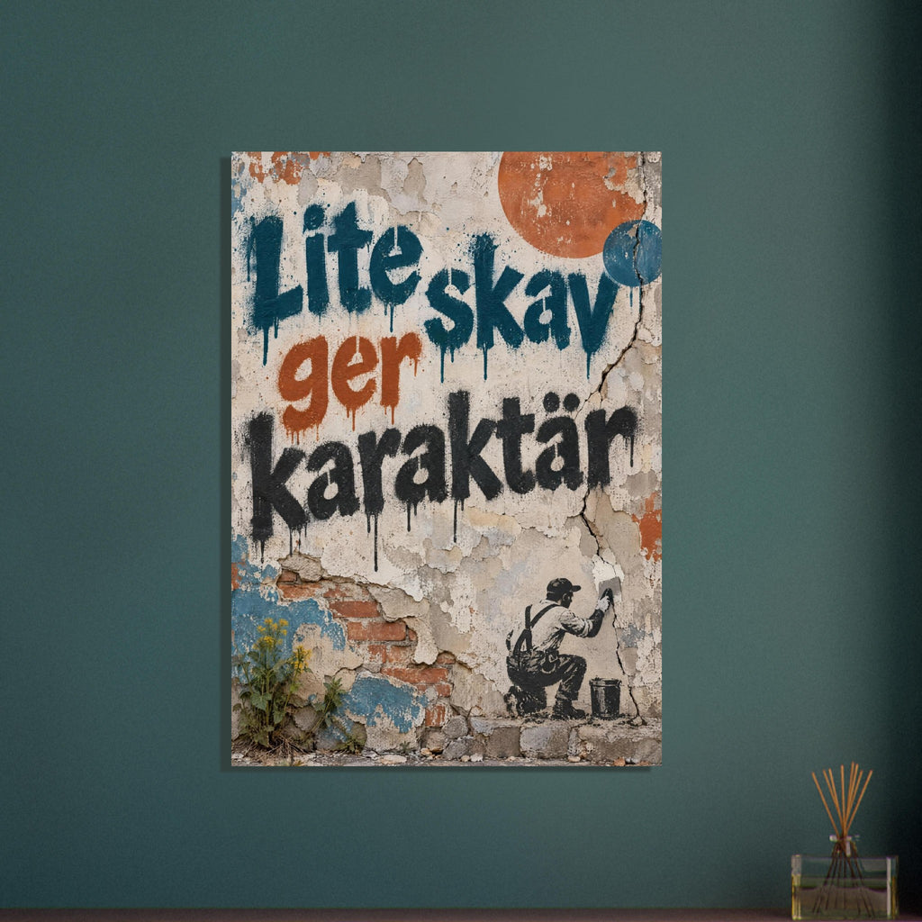 Lite skav ger karaktär i rinnande spraybokstäver på blå och rostfärgad puts med en liten schablonfigur.