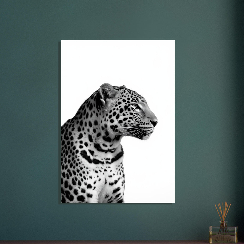 Ein Leopard im Profil zeigt detaillierte Flecken, feine Schnurrhaare und einen konzentrierten Blick vor weißem Hintergrund.