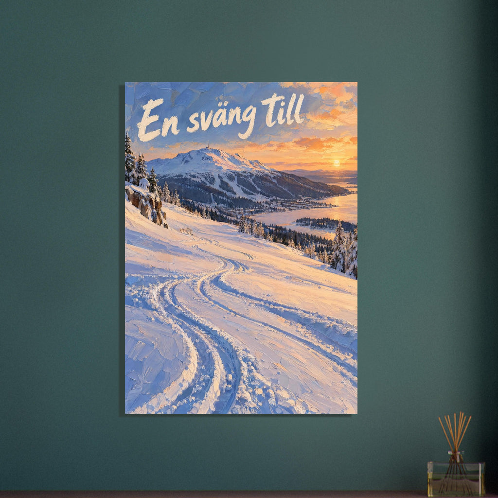 Skidbacke i Åre med svängande skidspår, Åreskutan och aprikosfärgat ljus över blåviolett snö samt texten En sväng till.