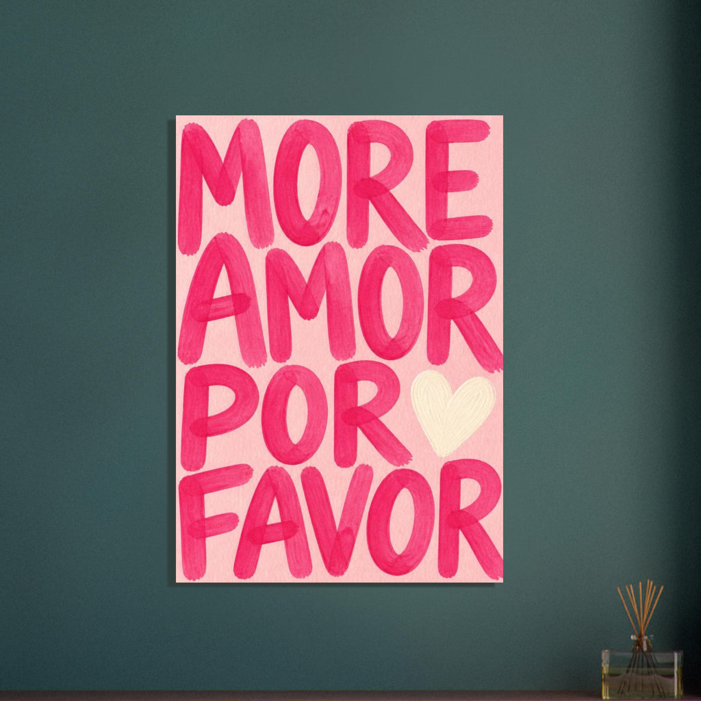 Grandes letras de pincel rosa intenso forman More Amor Por Favor sobre un fondo rosa pálido junto a un corazón crema.