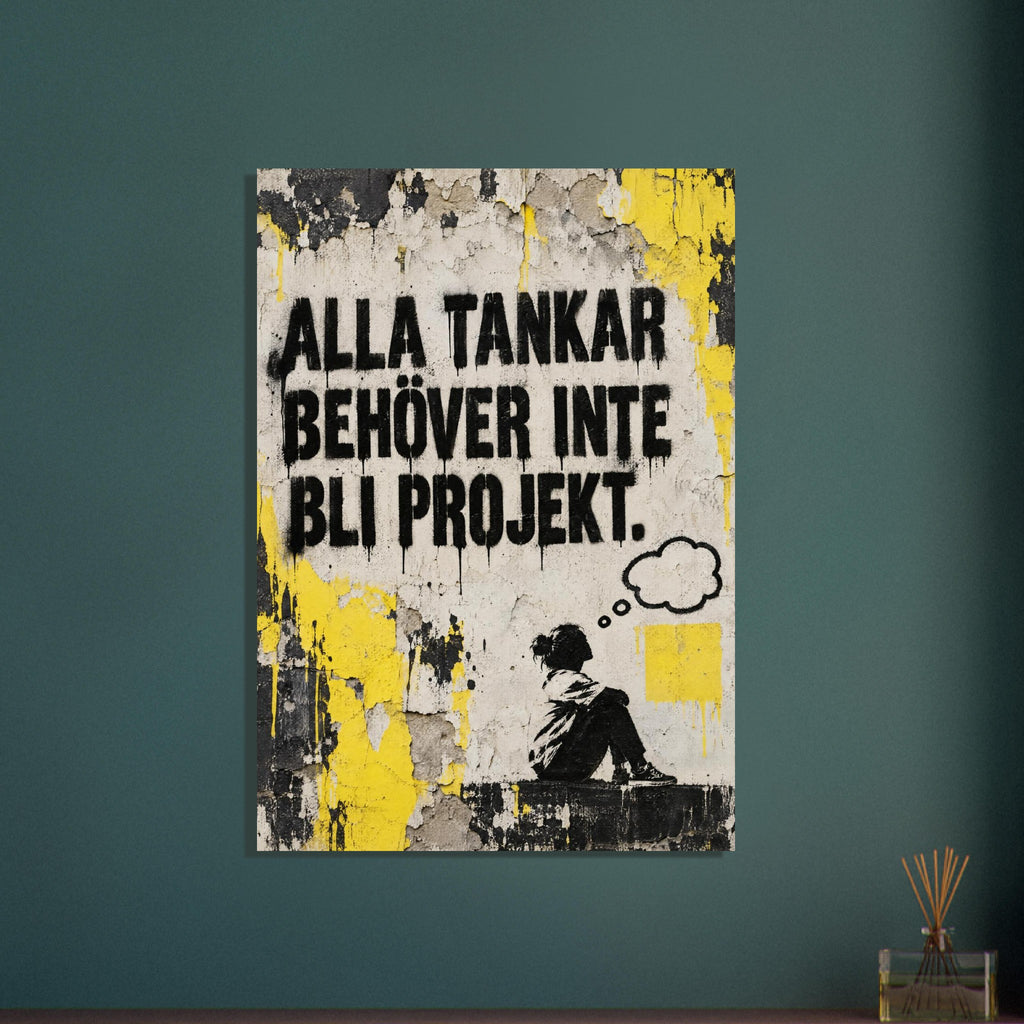 Alla tankar behöver inte bli projekt i droppande bokstäver på gul och kolgrå puts, med en liten schablonfigur.