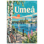 Umeå med Vävens vita och mörka fasad, Gamla bron, björkstammar och cyklar längs en turkos älv.