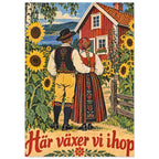 Ett par i folkdräkt sett bakifrån framför en röd stuga och höga solrosor med texten Här växer vi ihop.