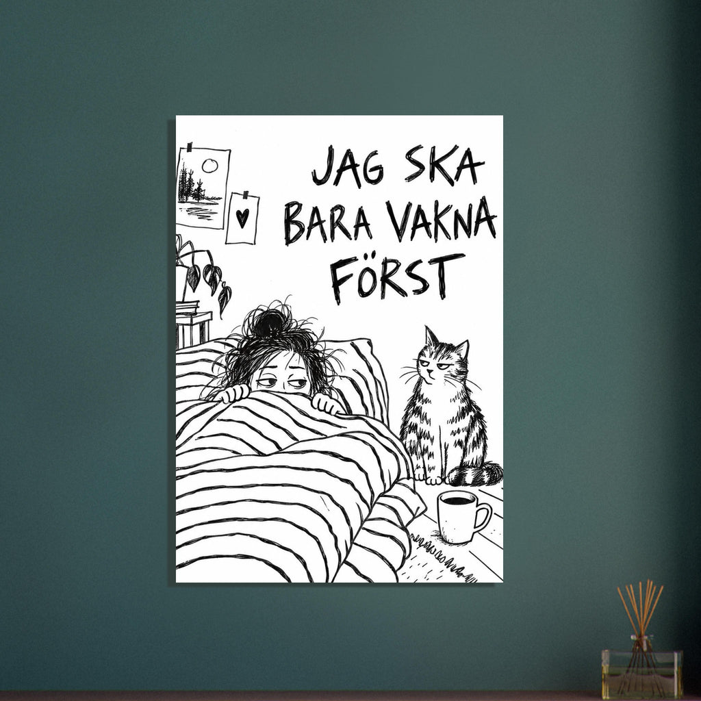 Sömnig person under ett randigt täcke med en väntande katt, en kaffekopp och ojämnt handskriven text i svart.