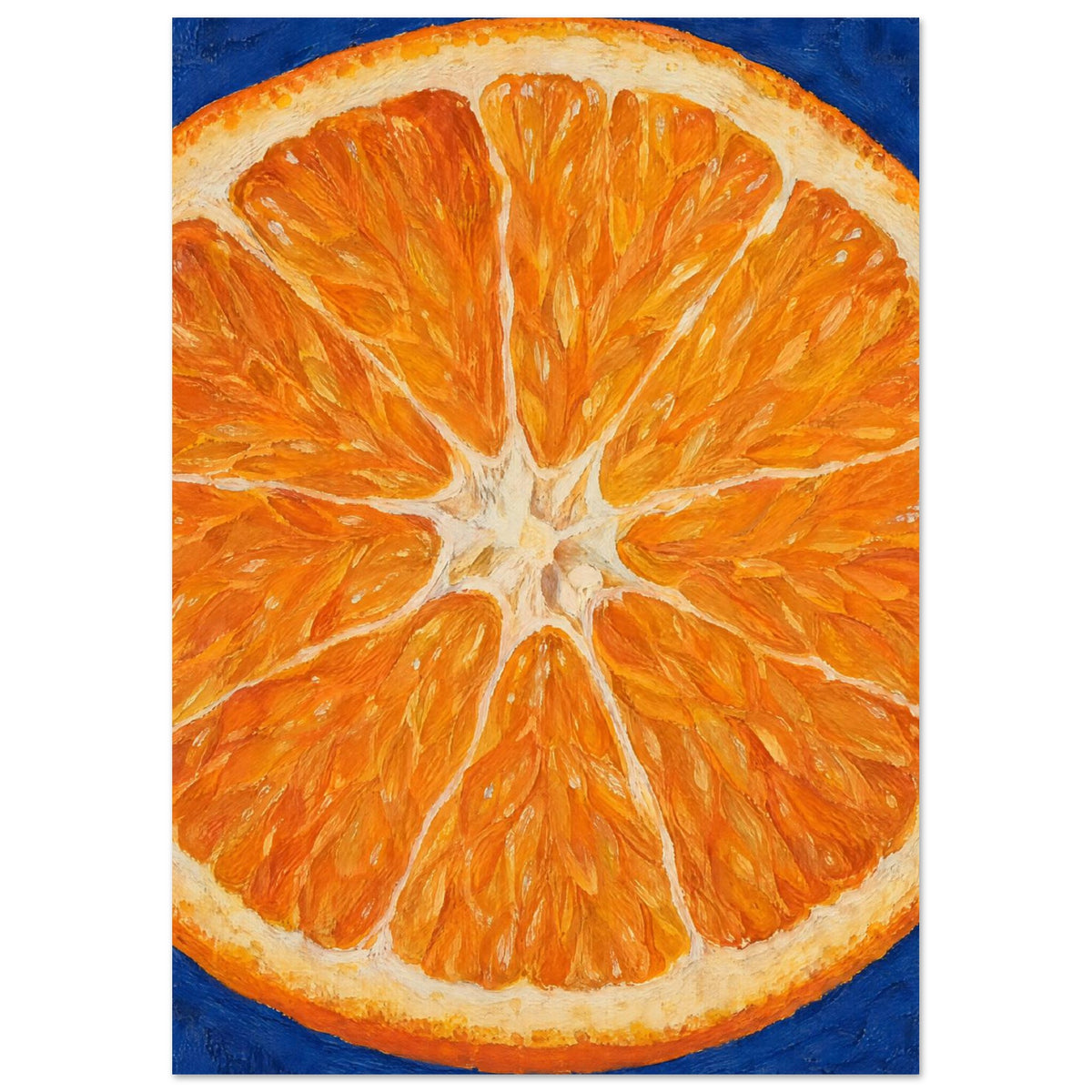 Genomskuren apelsin i kraftig förstoring med orange fruktkött och vit märg mot ultramarinblå bakgrund.