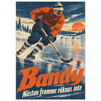 Bandyspelare i blå kläder lutar sig fram över isen med klubban mot bollen och texten Nästan framme räknas inte.