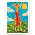 Vänlig gul giraff med lång halsduk på en grön kulle under turkos himmel.