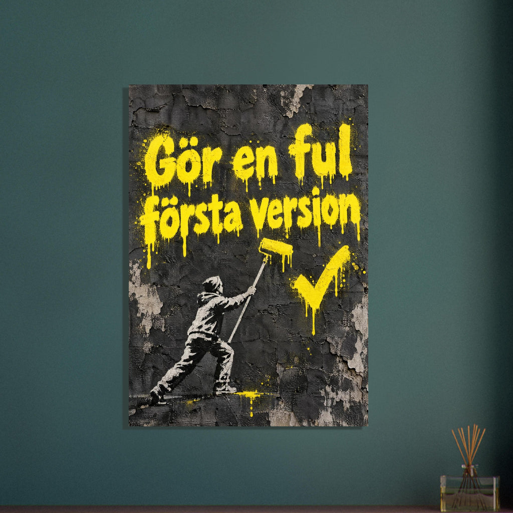 Gör en ful första version i gul sprayfärg på mörk puts ovanför en liten figur med färgroller.