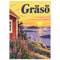 Gräsös skärgård med röd stugknut, måsar på en klippa, mjölkört och en segelbåt under gul kvällshimmel.