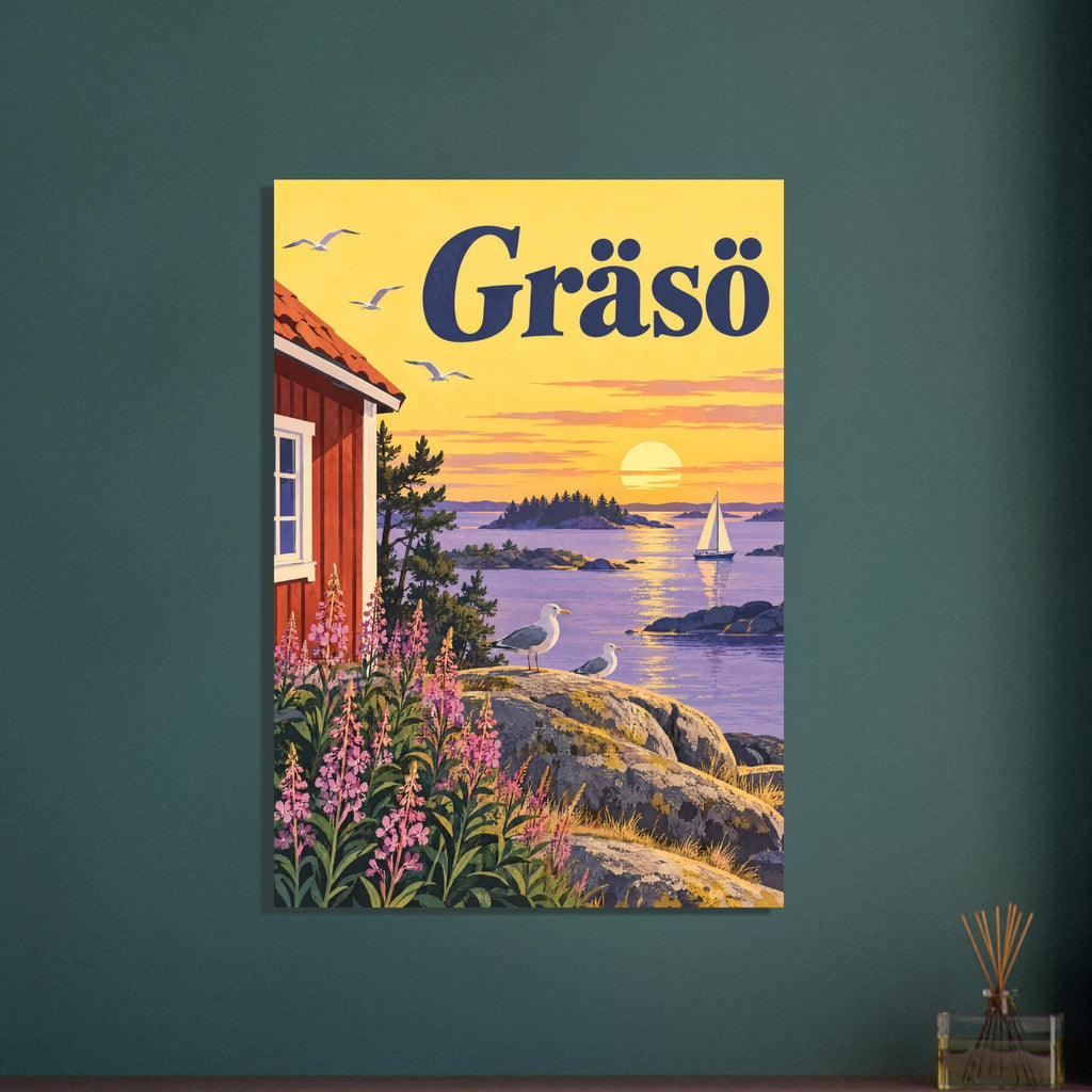 Gräsös skärgård med röd stugknut, måsar på en klippa, mjölkört och en segelbåt under gul kvällshimmel.