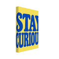 Napis „Stay Curious” dużymi niebieskimi literami retro na jasnożółtym tle