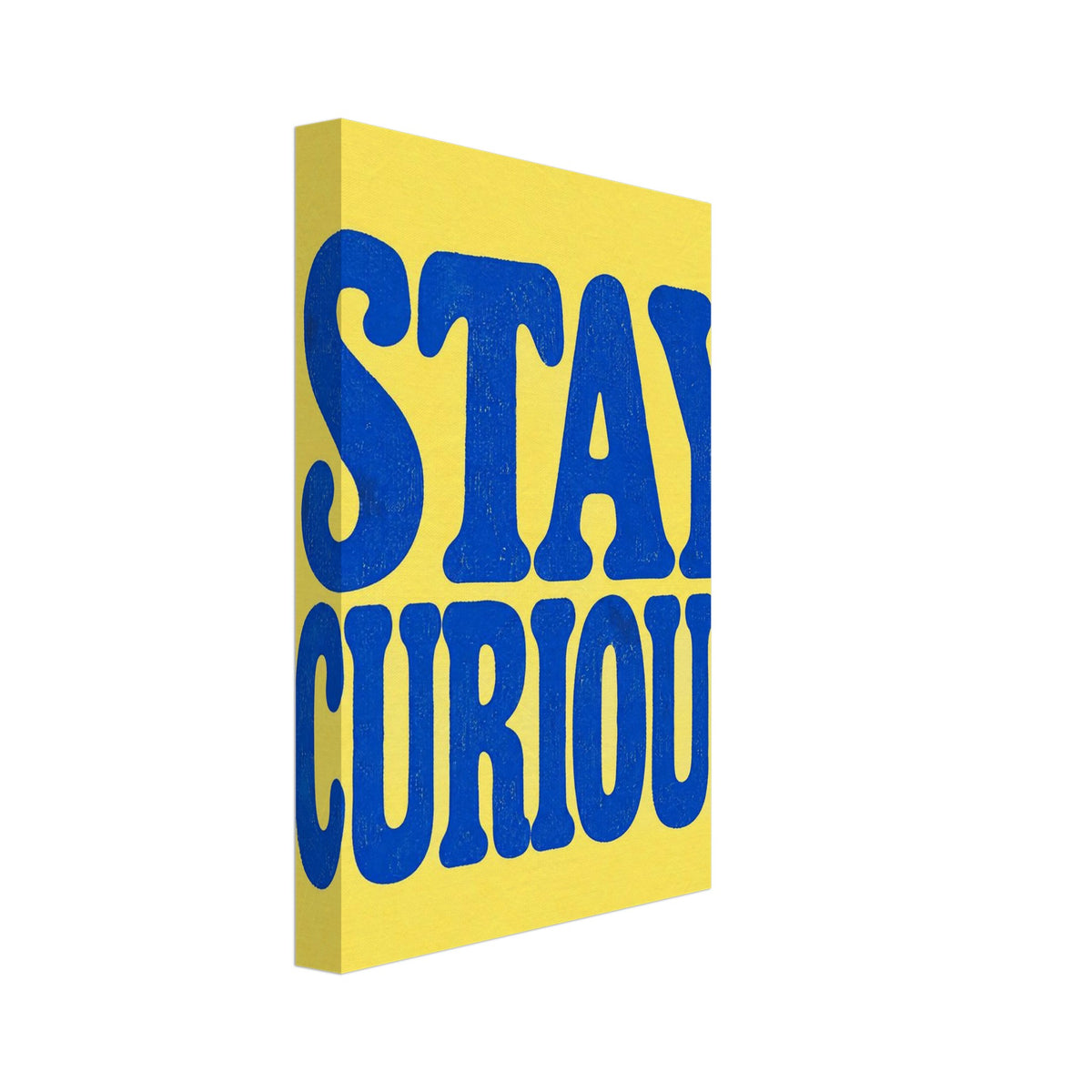 Napis „Stay Curious” dużymi niebieskimi literami retro na jasnożółtym tle