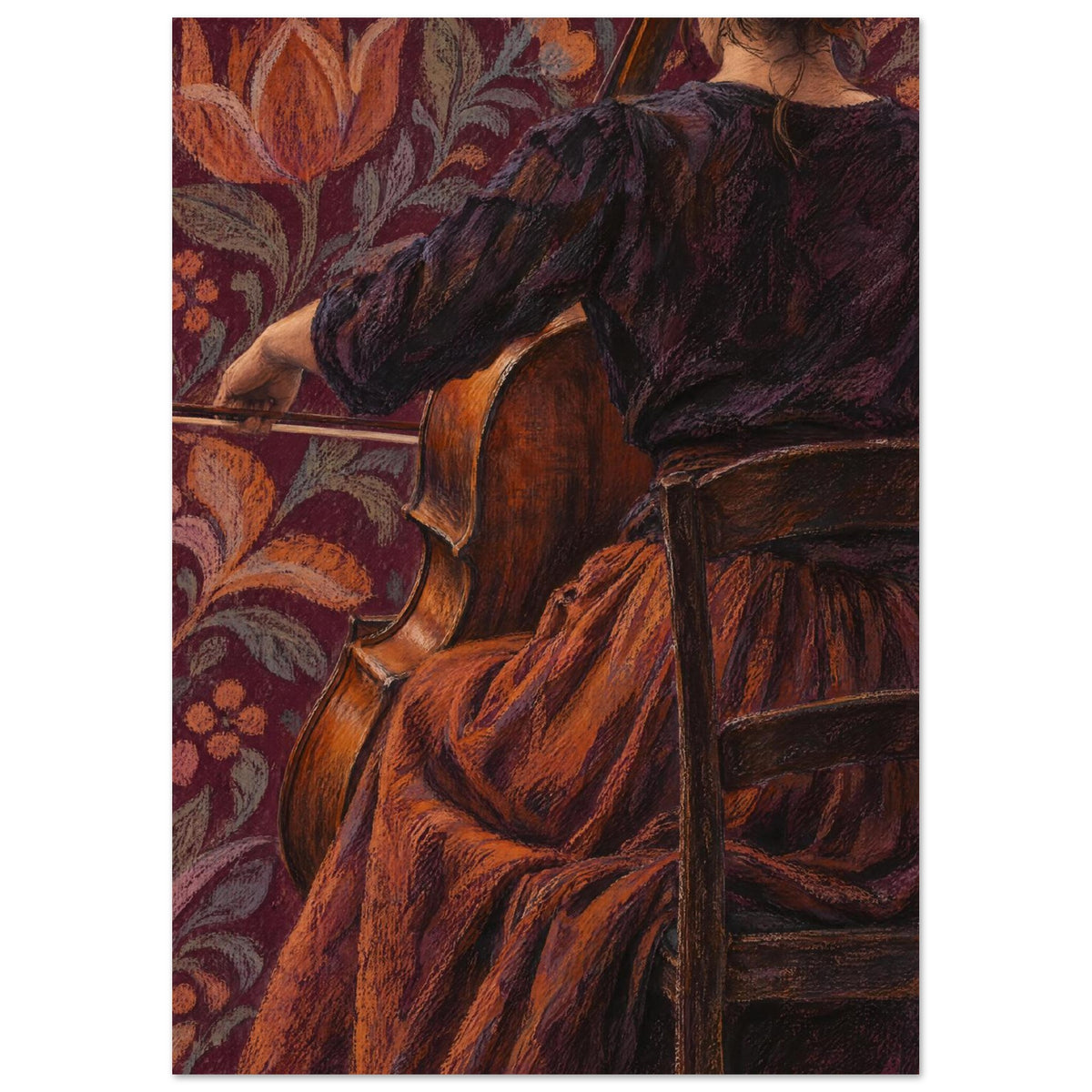 Cellist sedd bakifrån med cellons träkropp vid sidan, tecknad i plommon, orange och kolgrå pastell.