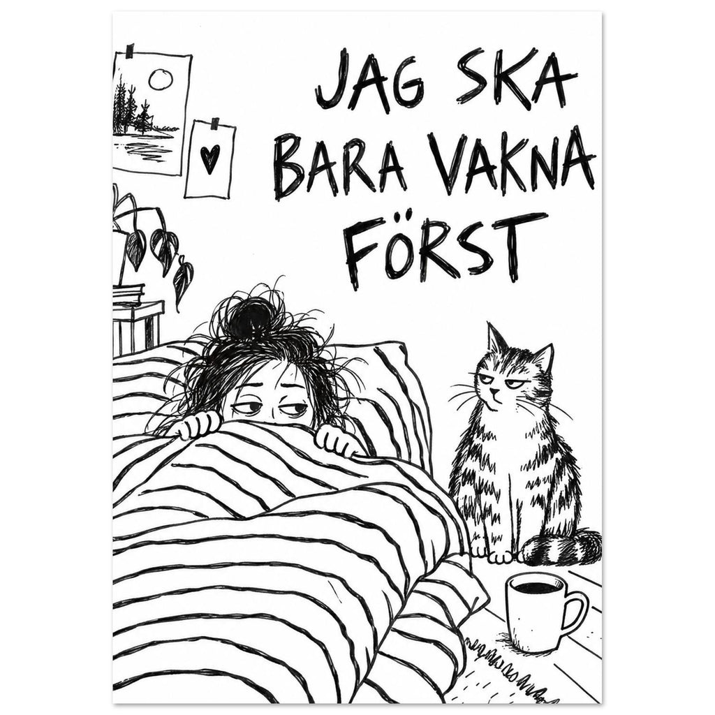 Sömnig person under ett randigt täcke med en väntande katt, en kaffekopp och ojämnt handskriven text i svart.