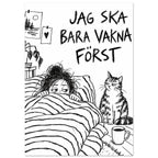 Sömnig person under ett randigt täcke med en väntande katt, en kaffekopp och ojämnt handskriven text i svart.