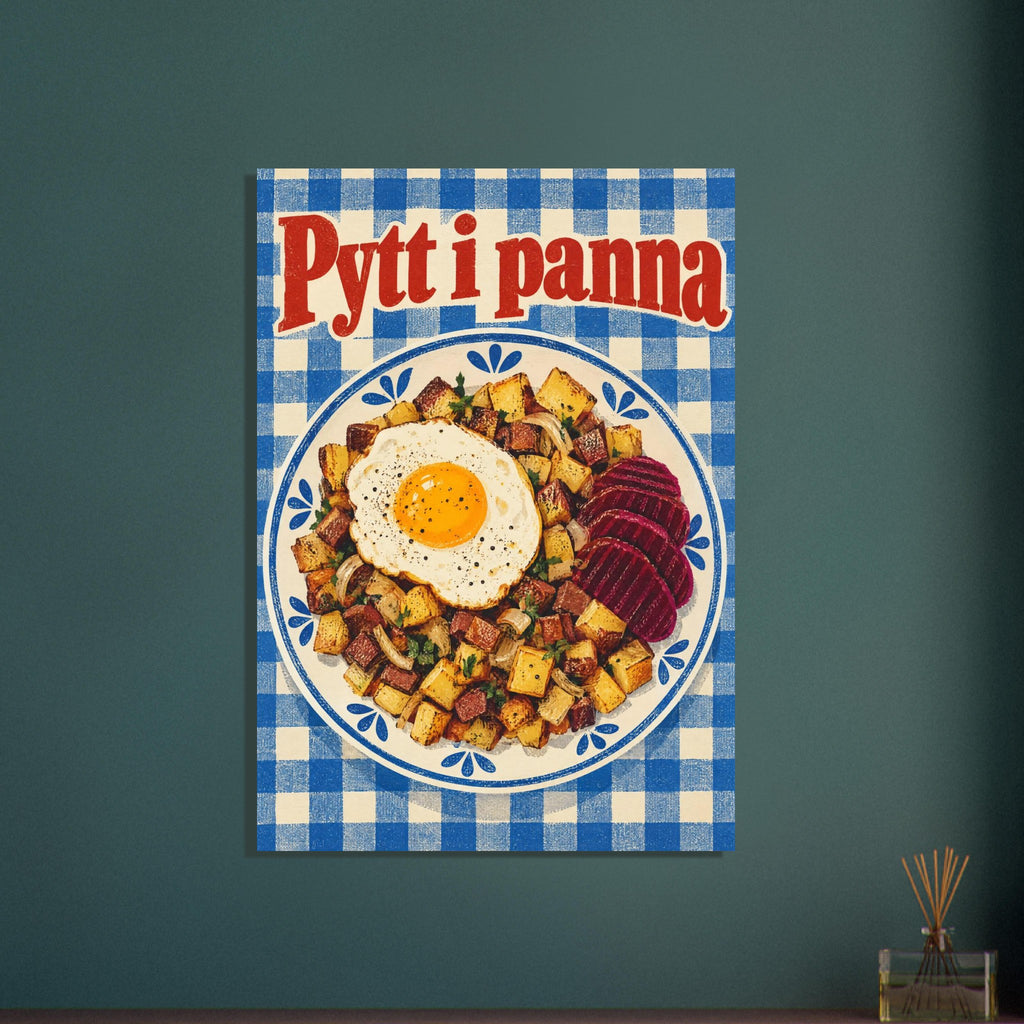 Pytt i panna med stekt ägg och rödbetor på en rund tallrik över en koboltblå och gräddvit rutig duk.
