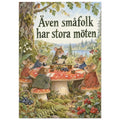 Små skogsmöss håller möte vid ett svampbord bland blåbär och lingon under texten Även småfolk har stora möten.