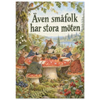 Små skogsmöss håller möte vid ett svampbord bland blåbär och lingon under texten Även småfolk har stora möten.
