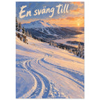 Skidbacke i Åre med svängande skidspår, Åreskutan och aprikosfärgat ljus över blåviolett snö samt texten En sväng till.