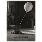 En ballong bunden till ett tungt städ på ett verkstadsgolv, fotograferad i svartvitt med texten ”Lättare sagt än lyft”.
