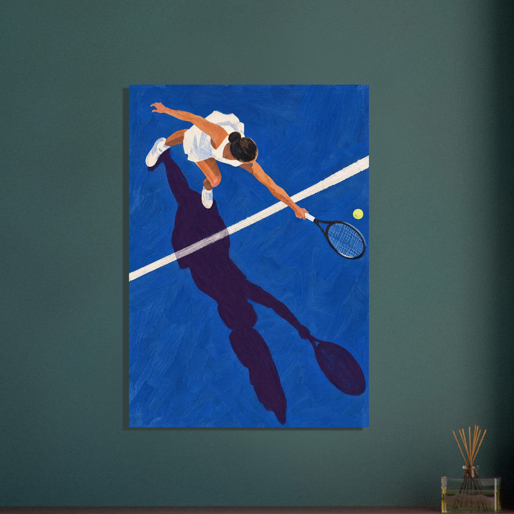 Tennisspelare sedd ovanifrån på en koboltblå plan med lång plommonlila skugga och en diagonal vit linje.