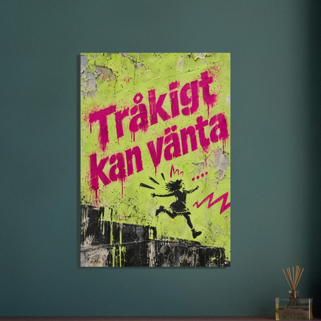 Tråkigt kan vänta i sneda magentafärgade spraybokstäver på limegrön puts med en liten hoppande schablonfigur.
