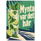 Mojito i ett högt glas med mynta, lime och is bredvid texten Mynta var det här på mintgrön och marinblå botten.