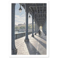 Gångpassagen under Pont de Bir-Hakeim i Paris med järnpelare och en liten person som leder en cykel.